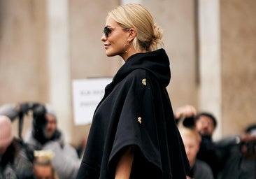 La única prenda que necesitas para darle estilo a tu look casual es un abrigo con capucha.